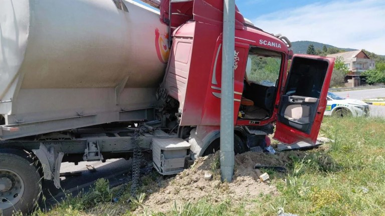 Kırkağaç'ta TIR kazası: 1 ölü, 4 yaralı!