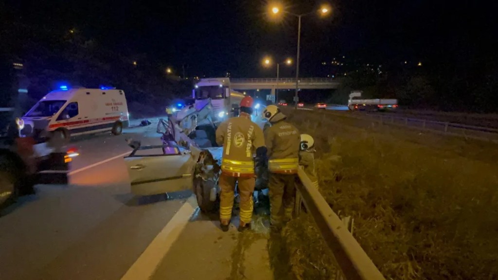 Hatay'da otomobil TIR'a çarptı!