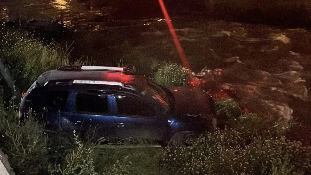 Bursa'da otomobil dereye savruldu!
