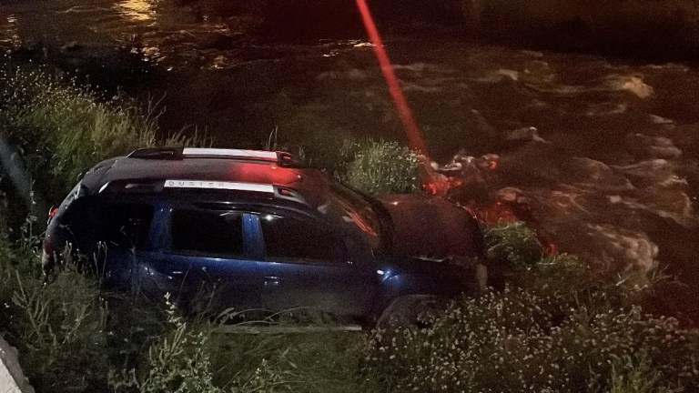 Bursa'da otomobil dereye savruldu!