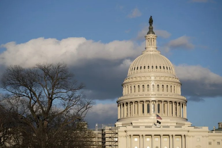 ABD Senatosu Trump'ı kısıtladı