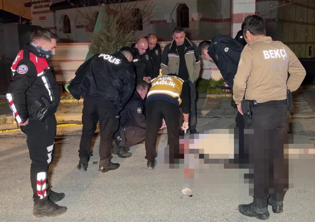 Erzurum'da Cami Önünde Cinayet Şoku!