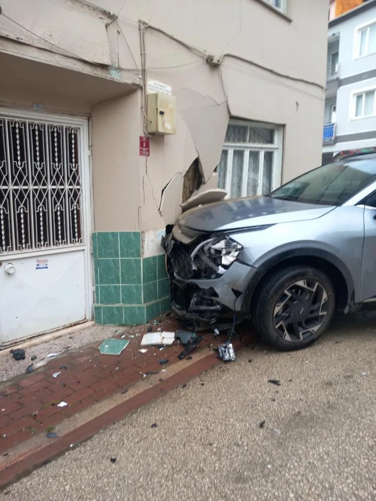 İnegöl'de cip evin duvarına çarptı!