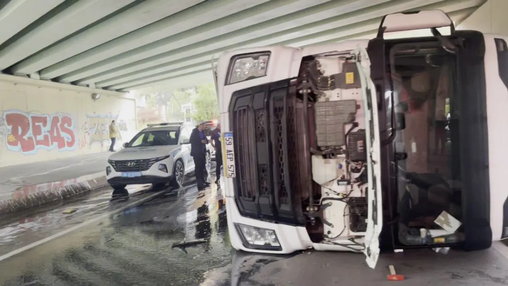 Bakırköy'de üst geçide çarpan TIR devrildi!