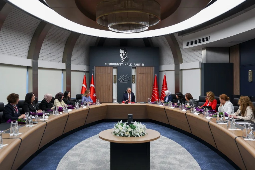 Özgür Özel kadın yöneticilerle buluştu