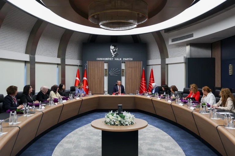 Özgür Özel kadın yöneticilerle buluştu