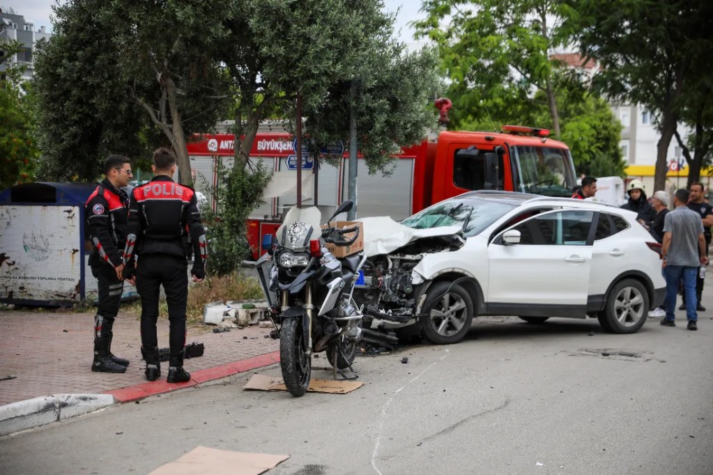 Antalya'da polis motosikleti kazası!