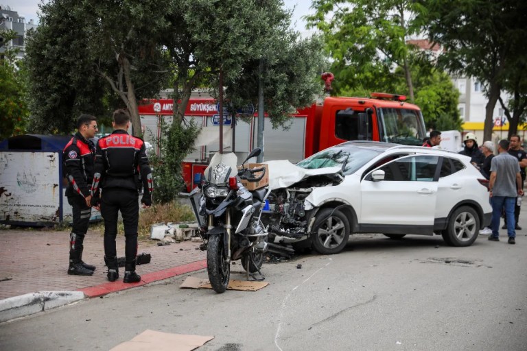 Antalya'da polis motosikleti kazası!