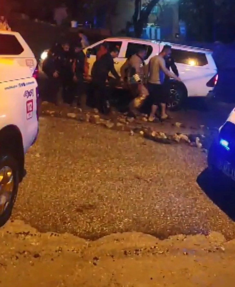 Hatay'da sağanak sonrası ev çöktü!