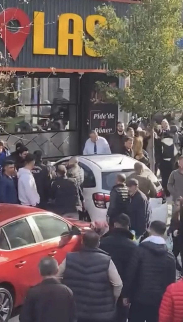 Kağıthane'de kaza: Araç dükkana girdi!