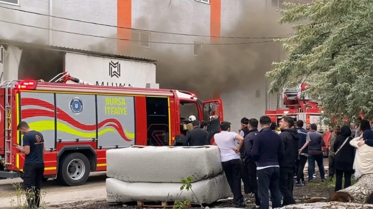 Bursa'da koltuk fabrikasında yangın paniği!