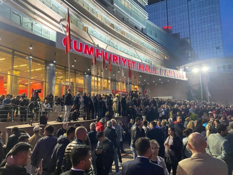 CHP Genel Merkezi'nde Hareketli Saatler