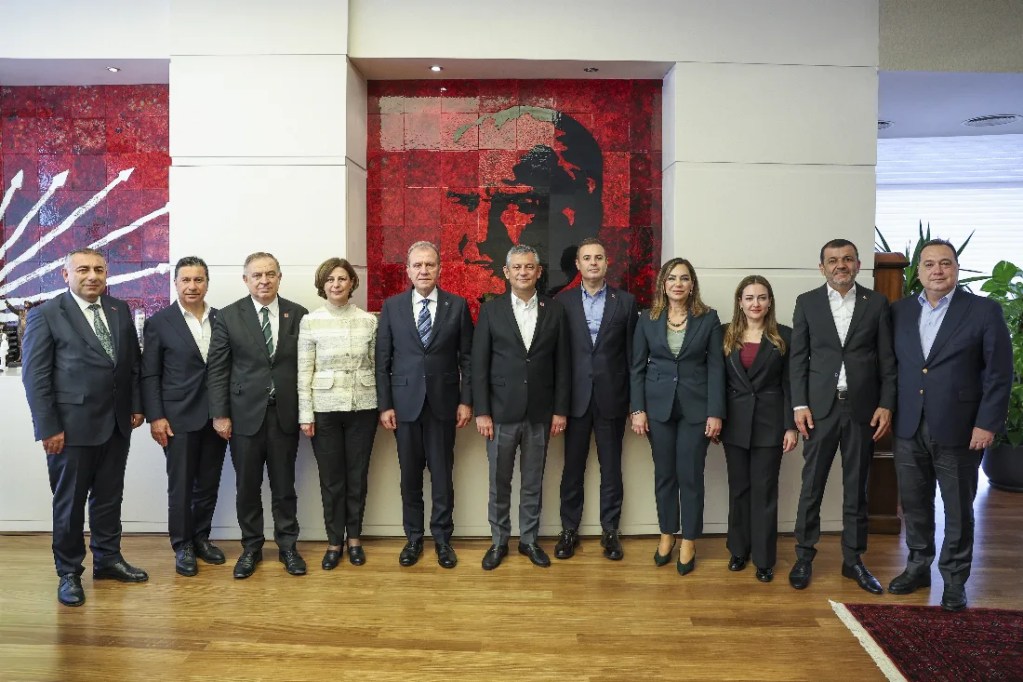 Özgür Özel belediye başkanlarıyla buluştu