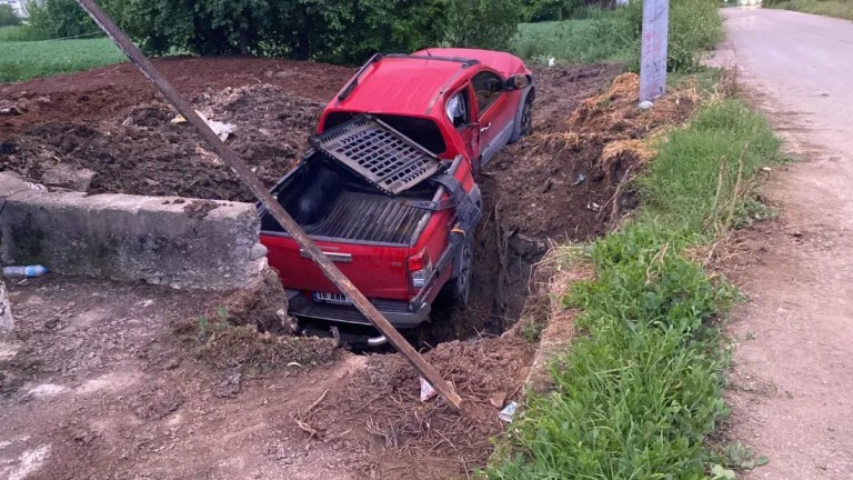 Bursa'da kamyonet direğe çarptı, gübre çukuruna düştü!