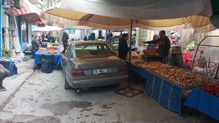 Burdur'da pazara otomobille giren sürücüye ceza!