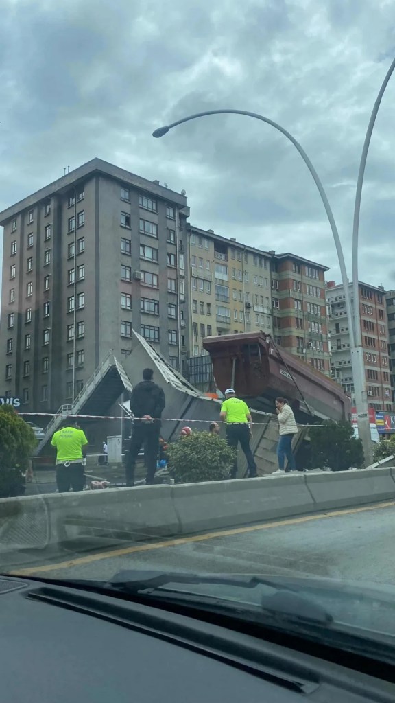 Ankara'da kamyon üst geçide çarptı!