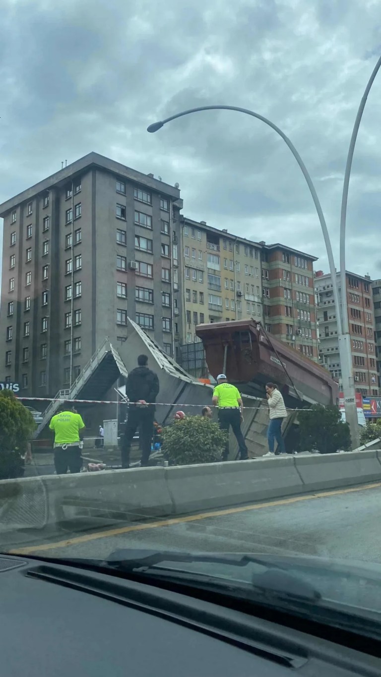 Ankara'da kamyon üst geçide çarptı!