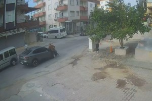 Tarsus’ta Yola Çıkan Yaya Otomobil Çarptı!
