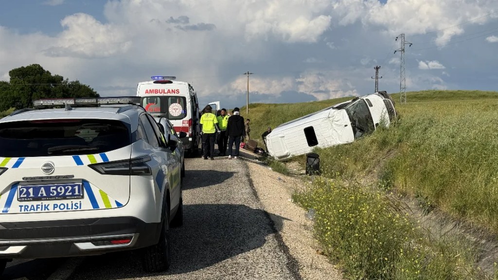 Diyarbakır'da minibüs kazası: 19 yaralı!