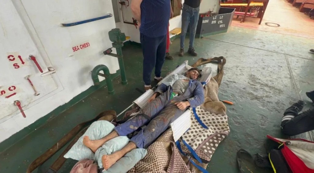 Marmara Denizi'nde gemide yaralanan personel kurtarıldı!