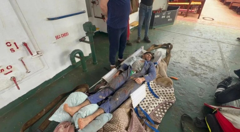 Marmara Denizi'nde gemide yaralanan personel kurtarıldı!