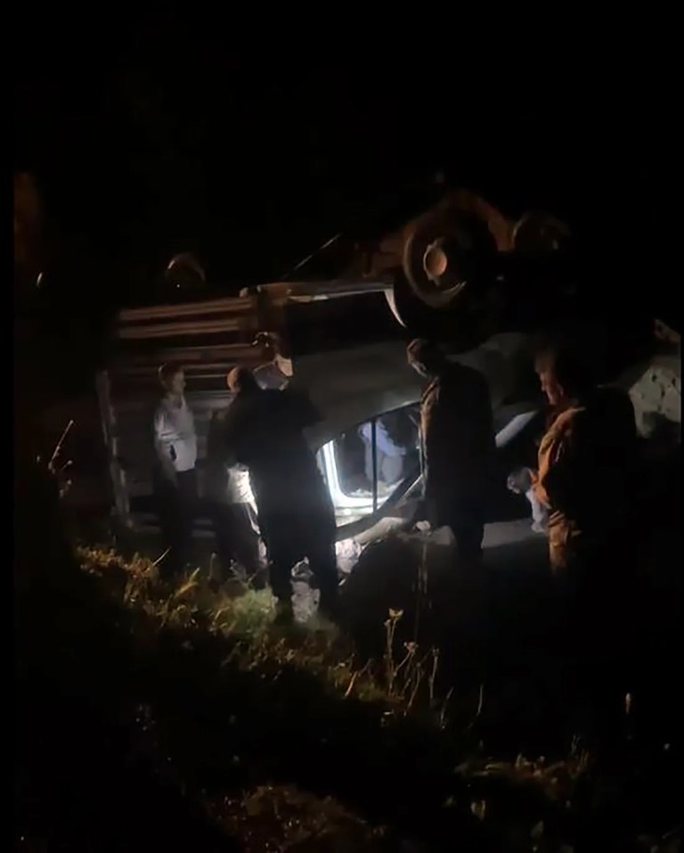 Feke'de kamyonet devrildi, 2 yaralı!