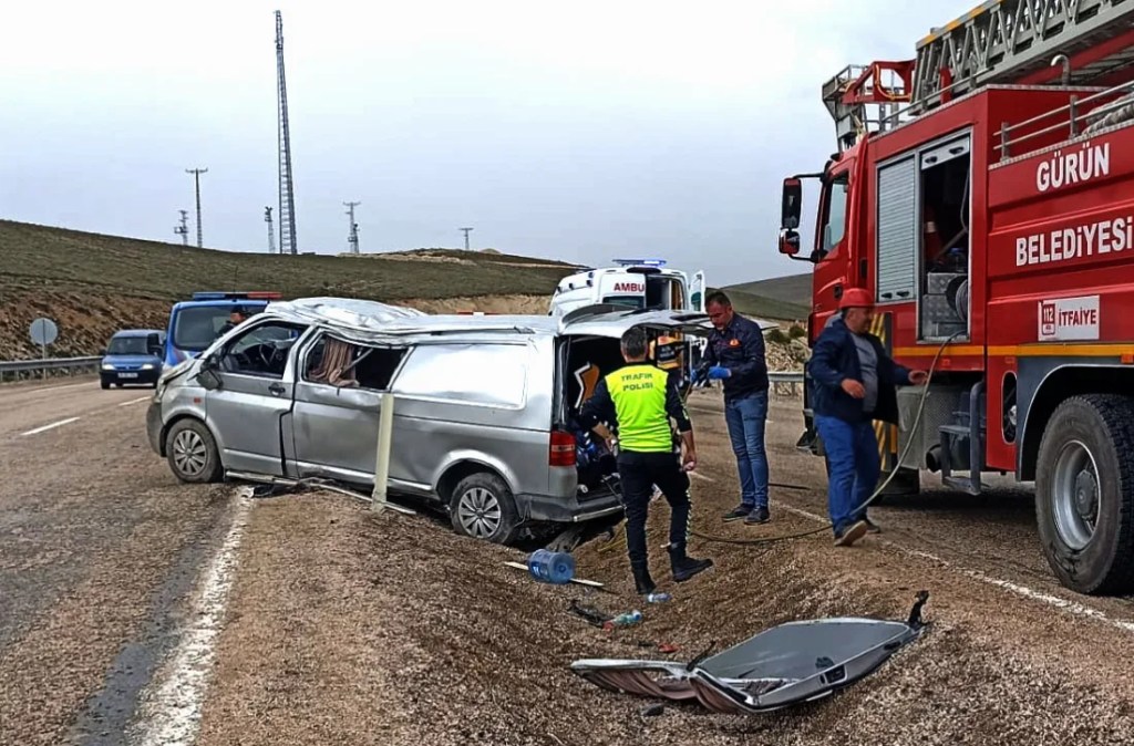 Sivas'ta minibüs kazası: 1 can kaybı, 8 yaralı!