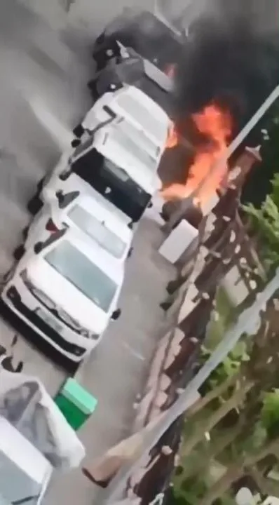 Beyoğlu'nda park halindeki otomobil yandı!