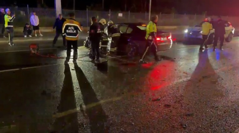 Eskişehir'de refüje çarpan araçta sürücü yaralandı!