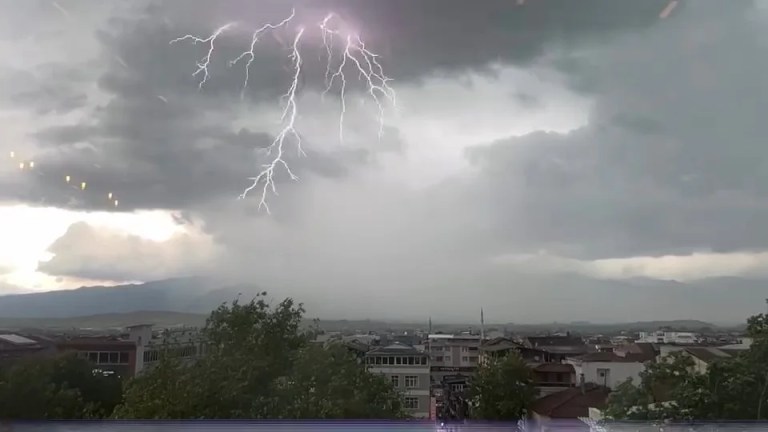Tokat'ta yıldırımlar korkuttu!