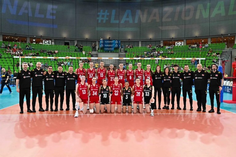 Milli Voleybolcular Sırbistan'a Yenildi