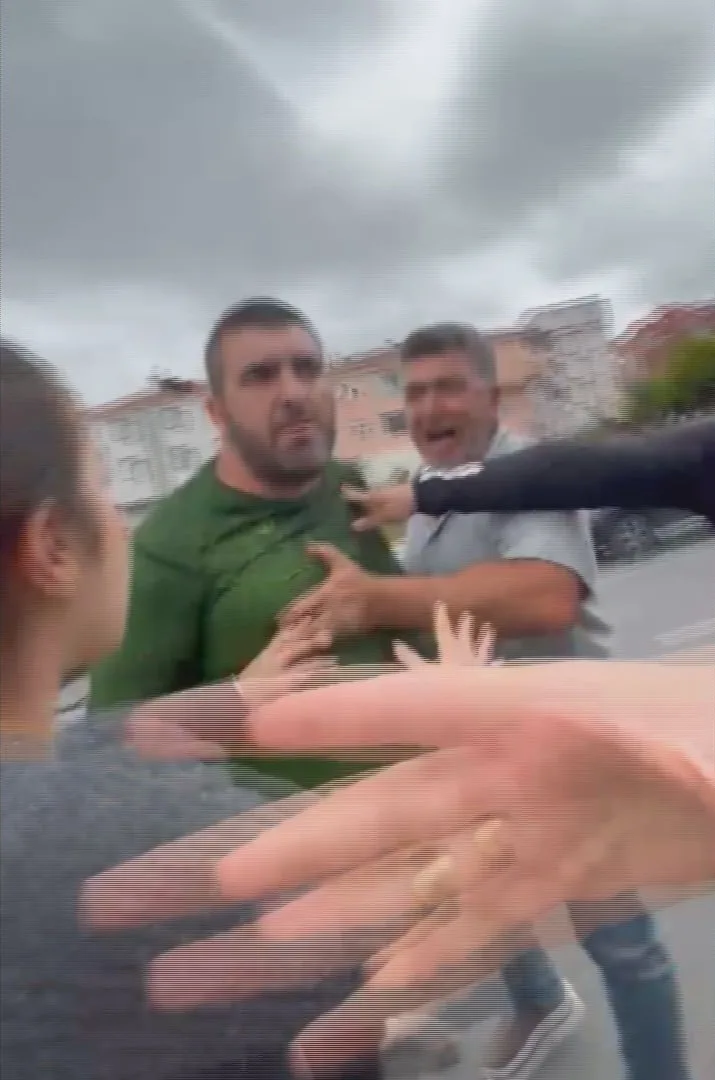 Sancaktepe'de kadın sürücüye saldırı anı kamerada!