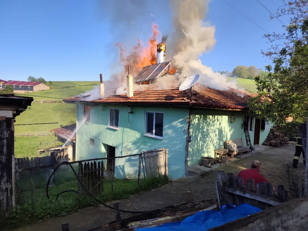 Samsun'da ev yangını kullanılamaz hale getirdi!