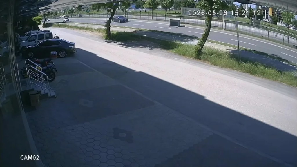 Bursa'da kamyonet kasasından demir kafes düştü!