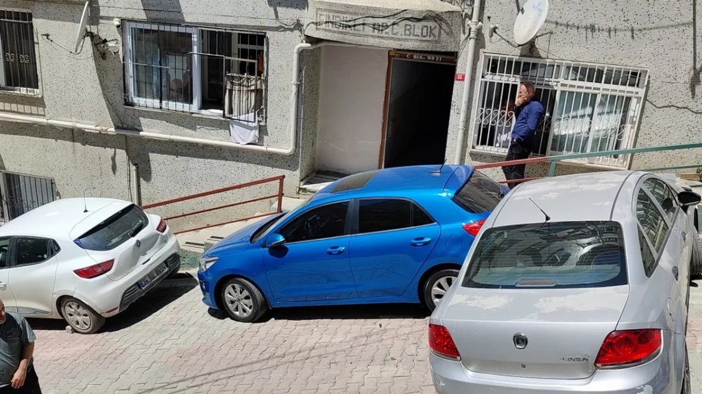Eyüpsultan'da otomobil park halindeki araçlara çarptı!