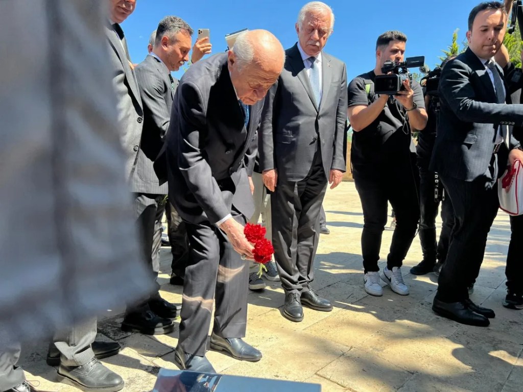 Bahçeli, Ülkücü Şehitler Anıtı'nda dualarla anma yaptı