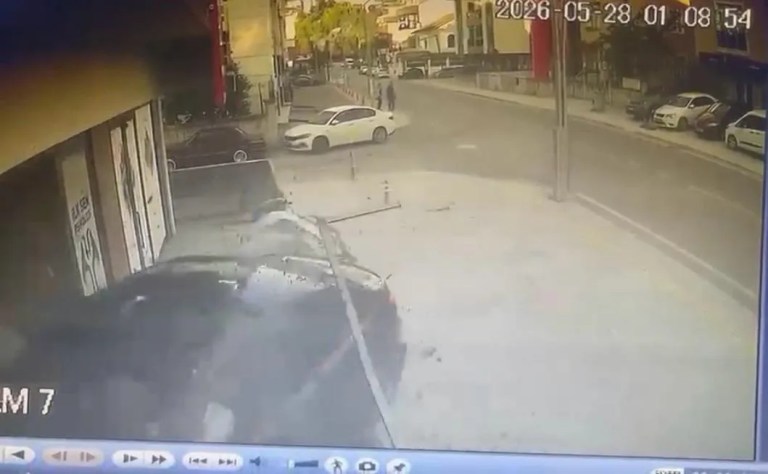 İzmit’te otomobil iş yerine girdi!