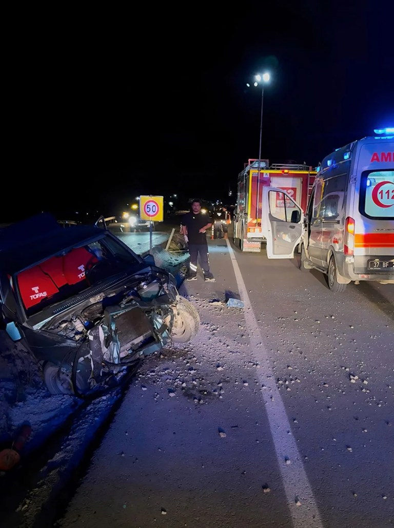 Taşköprü'de otomobil bariyerlere çarptı!