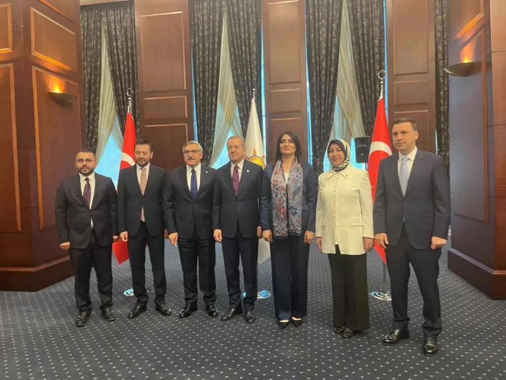 AK Parti ve CHP'den Bayramlaşma