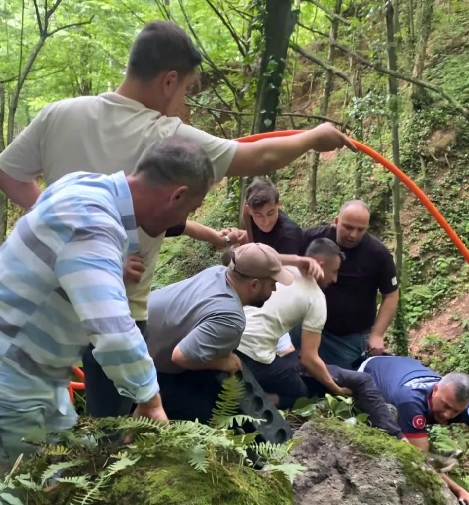 Akyazı'da kayalıklarda mahsur kalan kişi kurtarıldı!