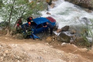 Giresun’da otomobil dereye yuvarlandı!