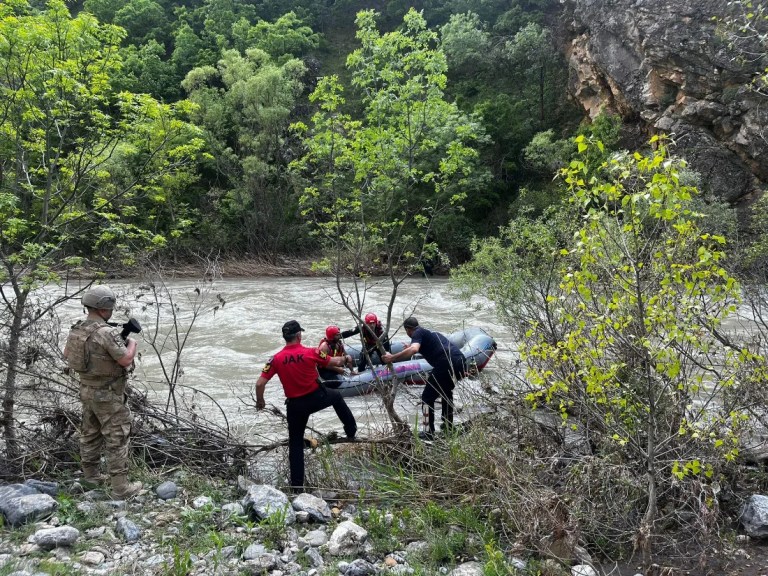 Pülümür Çayı'nda mahsur kalan kişi kurtarıldı!
