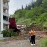 Osmaniye'de sağanak sonrası prefabrik ev devrildi!