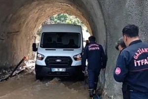 İslahiye’de minibüste mahsur kalan aile kurtarıldı!