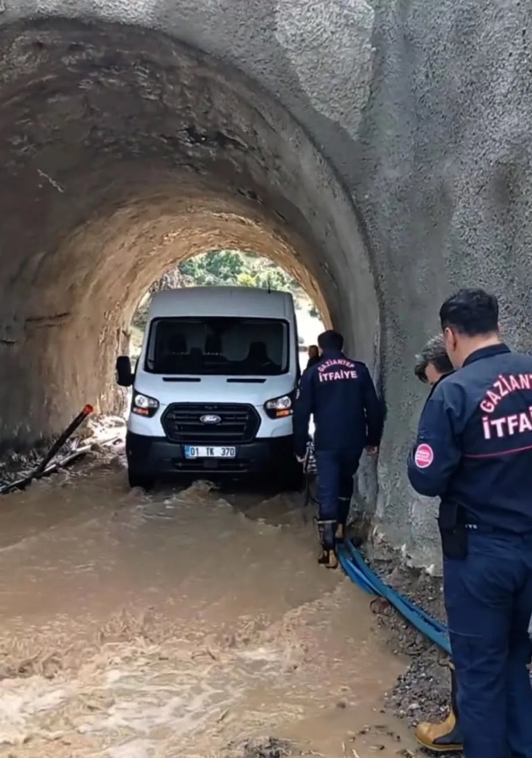 İslahiye'de minibüste mahsur kalan aile kurtarıldı!