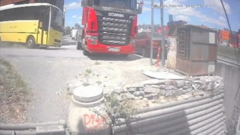 Beylikdüzü'nde İETT otobüsü TIR'a çarptı!