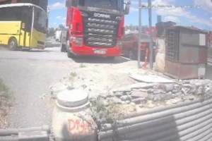 Beylikdüzü’nde İETT otobüsü TIR’a çarptı!