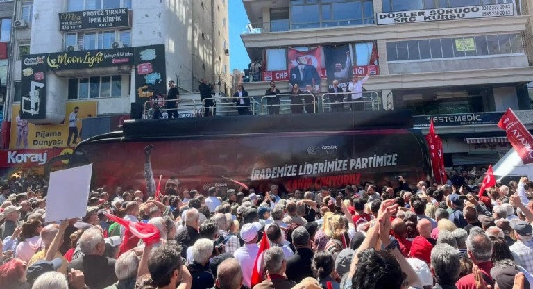 Özgür Özel'den Kurultay Çağrısı