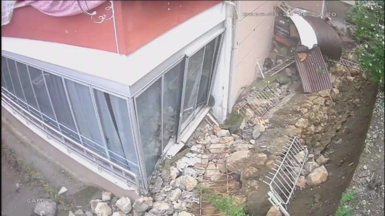 Amasya’da istinat duvarı çöktü!