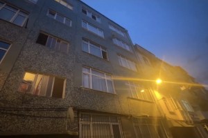 Fatih’te cam silerken düşen kadın hayatını kaybetti!